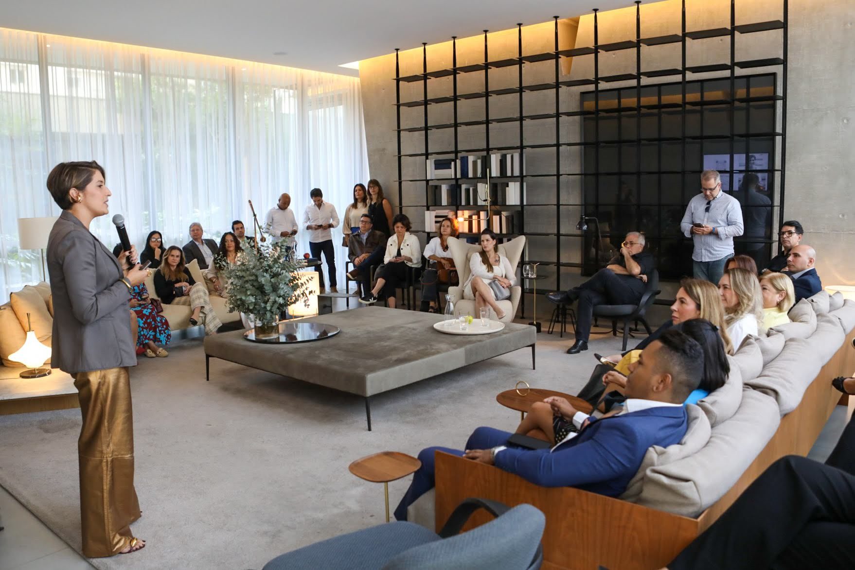 Palestrante apresentando para convidados em lounge de empreendimento