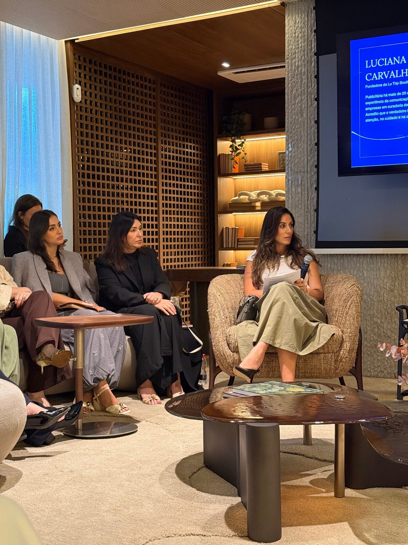 Camila Luizi mediando um talk em lounge
